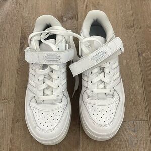 Adidas platform women’s sneaker white size 7!